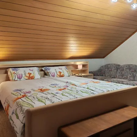 Zuhause Bei Uns In Der Zweiten Etage * Dorfles-Esbach